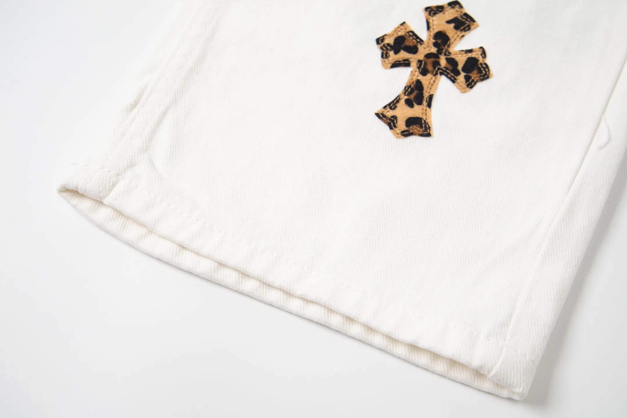 P260 Chrome Hearts 25SS white pants with three-color leopard print blue leather jeans. Chrome Hearts' pants with the most popular colors are made of beaded canvas fabric. Heavy washing makes the upper body of the fabric more textured and the pants are tall and straight! The three-dimensional cutting of the whole trousers is a masterpiece! The hardware is customized by zp. The beaded canvas fabric is thick and soft after being washed. It has good breathability. Customized small leather label. Unique design. The details are simple and elegant, and the workmanship is exquisite. The whole trousers are neatly routed and the details are in place! It’s so cool that both men and women can easily control the genderless trend! Style number: 1771# Color: White Size: 28 30 32 34 36
